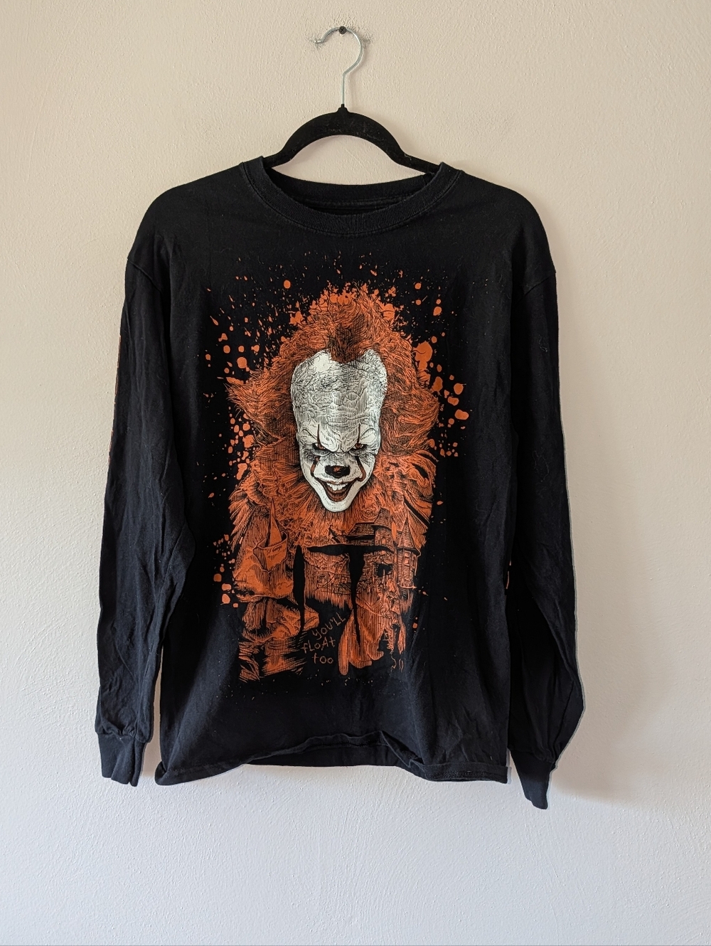 M It Pennywise Black Long-Sleeve Graphic Tee with Orange Horror Print